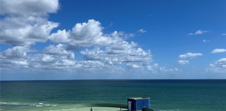 Apartment in Miami Beach, Florida 2 bedrooms, 46645.7 sq.m. № 1952507