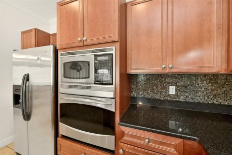 Townhouse in New Port Richey, Florida 3 bedrooms, 183.2 sq.m. № 2156162 - photo 15