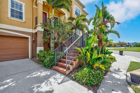 Townhouse in New Port Richey, Florida 3 bedrooms, 183.2 sq.m. № 2156162 - photo 4