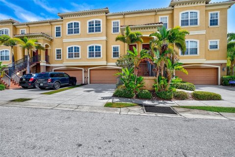Townhouse in New Port Richey, Florida 3 bedrooms, 183.2 sq.m. № 2156162