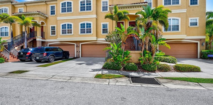 Townhouse in New Port Richey, Florida 3 bedrooms, 183.2 sq.m. № 2156162