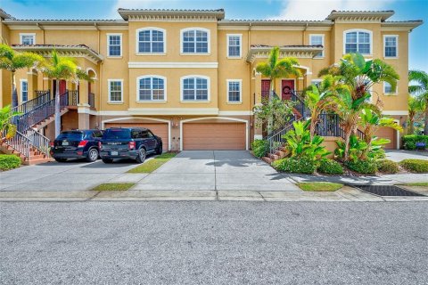 Townhouse in New Port Richey, Florida 3 bedrooms, 183.2 sq.m. № 2156162 - photo 3