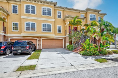 Townhouse in New Port Richey, Florida 3 bedrooms, 183.2 sq.m. № 2156162 - photo 2
