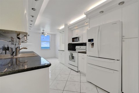 Condo in Hallandale Beach, Florida, 2 bedrooms  № 2392055 - photo 8