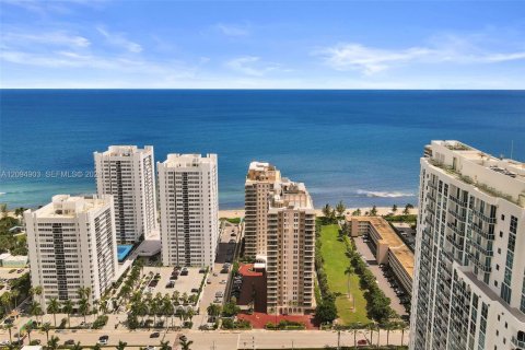 Condo in Hallandale Beach, Florida, 2 bedrooms  № 2392055 - photo 26
