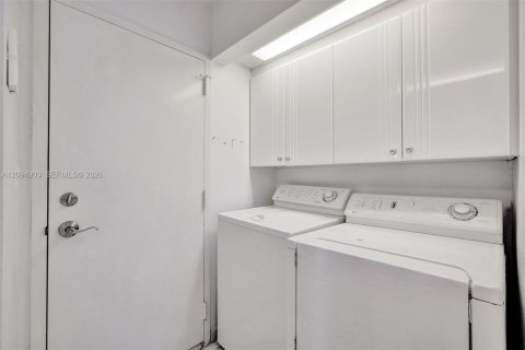Condo in Hallandale Beach, Florida, 2 bedrooms  № 2392055 - photo 23