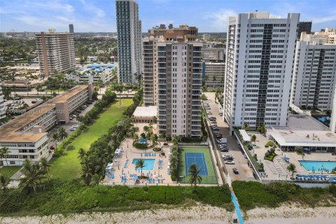 Condo in Hallandale Beach, Florida, 2 bedrooms  № 2392055 - photo 25