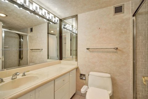 Condo in Hallandale Beach, Florida, 2 bedrooms  № 2392055 - photo 22