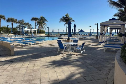 Condo in Hallandale Beach, Florida, 2 bedrooms  № 2392055 - photo 30