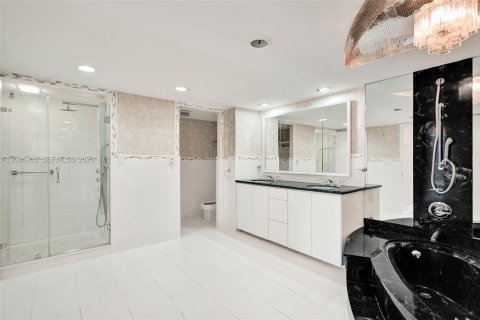 Condo in Hallandale Beach, Florida, 2 bedrooms  № 2392055 - photo 14