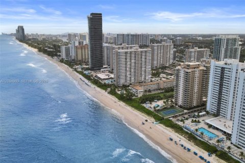 Condo in Hallandale Beach, Florida, 2 bedrooms  № 2392055 - photo 27