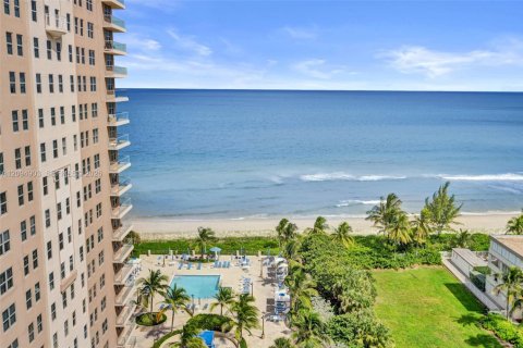 Condo in Hallandale Beach, Florida, 2 bedrooms  № 2392055 - photo 2