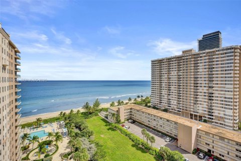 Condo in Hallandale Beach, Florida, 2 bedrooms  № 2392055