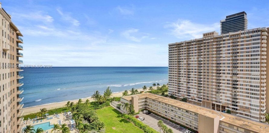 Condo in Hallandale Beach, Florida, 2 bedrooms  № 2392055