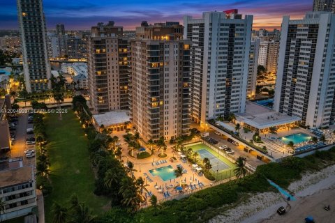 Condo in Hallandale Beach, Florida, 2 bedrooms  № 2392055 - photo 16