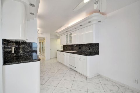 Condo in Hallandale Beach, Florida, 2 bedrooms  № 2392055 - photo 10