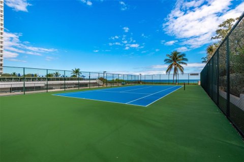 Condo in Hallandale Beach, Florida, 2 bedrooms  № 2392055 - photo 29
