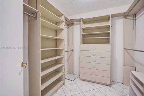 Condo in Hallandale Beach, Florida, 2 bedrooms  № 2392055 - photo 13