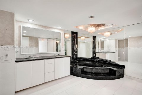 Condo in Hallandale Beach, Florida, 2 bedrooms  № 2392055 - photo 15