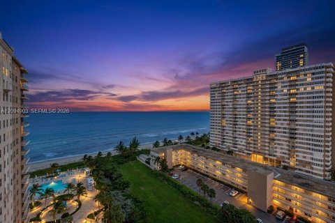 Condo in Hallandale Beach, Florida, 2 bedrooms  № 2392055 - photo 7