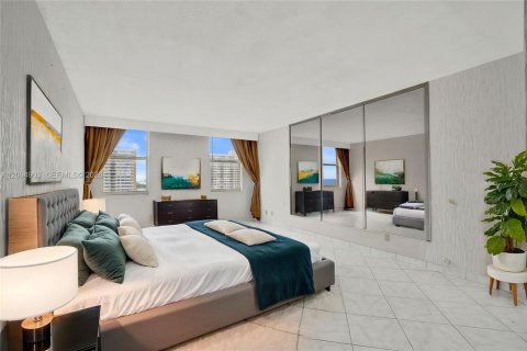 Condo in Hallandale Beach, Florida, 2 bedrooms  № 2392055 - photo 12