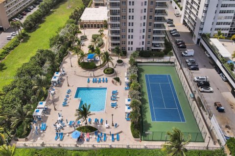 Condo in Hallandale Beach, Florida, 2 bedrooms  № 2392055 - photo 24