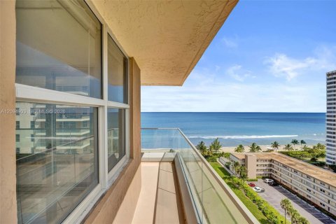 Condo in Hallandale Beach, Florida, 2 bedrooms  № 2392055 - photo 3