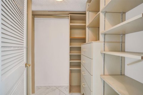 Condo in Hallandale Beach, Florida, 2 bedrooms  № 2392055 - photo 20