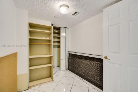 Condo in Hallandale Beach, Florida, 2 bedrooms  № 2392055 - photo 21