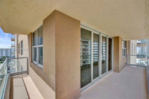Condo in Hallandale Beach, Florida, 2 bedrooms  № 2392055 - photo 6