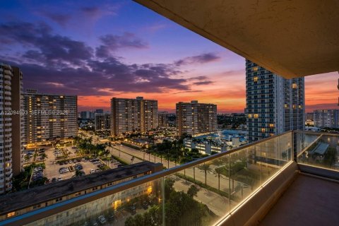 Condo in Hallandale Beach, Florida, 2 bedrooms  № 2392055 - photo 17
