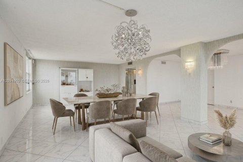 Condo in Hallandale Beach, Florida, 2 bedrooms  № 2392055 - photo 5