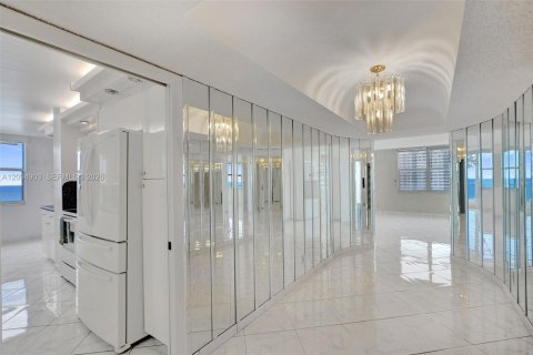 Condo in Hallandale Beach, Florida, 2 bedrooms  № 2392055 - photo 11