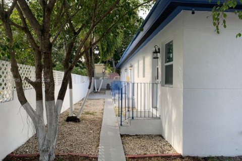 Villa ou maison à louer à Miami, Floride: 1 chambre, 159.14 m2 № 2084218 - photo 1