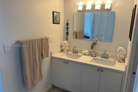 Apartment in Miami, Florida 126.16 sq.m. № 1832326 - photo 17
