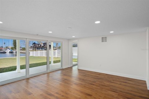House in Hudson, Florida 4 bedrooms, 144.28 sq.m. № 2142764 - photo 16