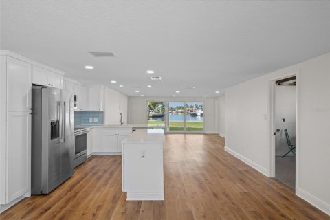 House in Hudson, Florida 4 bedrooms, 144.28 sq.m. № 2142764 - photo 12