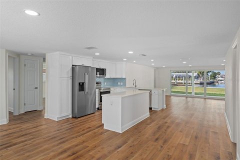 House in Hudson, Florida 4 bedrooms, 144.28 sq.m. № 2142764 - photo 11