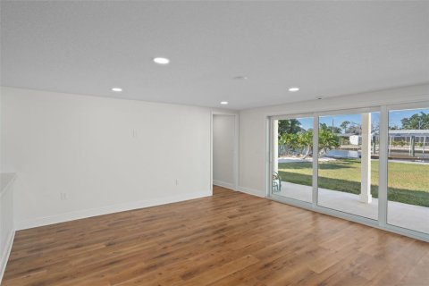 House in Hudson, Florida 4 bedrooms, 144.28 sq.m. № 2142764 - photo 15