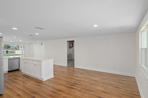 House in Hudson, Florida 4 bedrooms, 144.28 sq.m. № 2142764 - photo 10