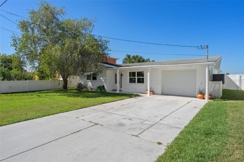 House in Hudson, Florida 4 bedrooms, 144.28 sq.m. № 2142764 - photo 2