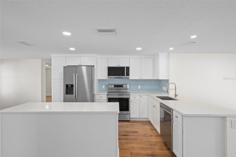 House in Hudson, Florida 4 bedrooms, 144.28 sq.m. № 2142764 - photo 13