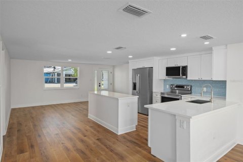 House in Hudson, Florida 4 bedrooms, 144.28 sq.m. № 2142764 - photo 9