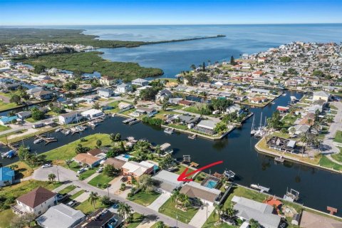 House in Hudson, Florida 4 bedrooms, 144.28 sq.m. № 2142764 - photo 4
