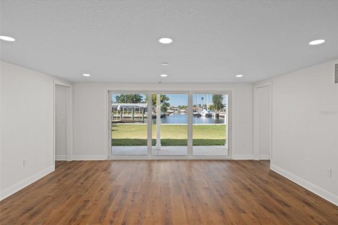 House in Hudson, Florida 4 bedrooms, 144.28 sq.m. № 2142764 - photo 14