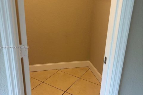 Condominio en alquiler en Hollywood, Florida, 2 dormitorios, 81.94 m2 № 1947127 - foto 13