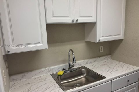 Condominio en alquiler en Hollywood, Florida, 2 dormitorios, 81.94 m2 № 1947127 - foto 3