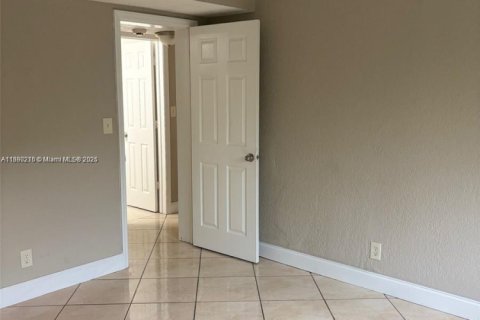 Condominio en alquiler en Hollywood, Florida, 2 dormitorios, 81.94 m2 № 1947127 - foto 10