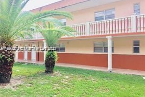 Condominio en alquiler en Hollywood, Florida, 2 dormitorios, 81.94 m2 № 1947127 - foto 1