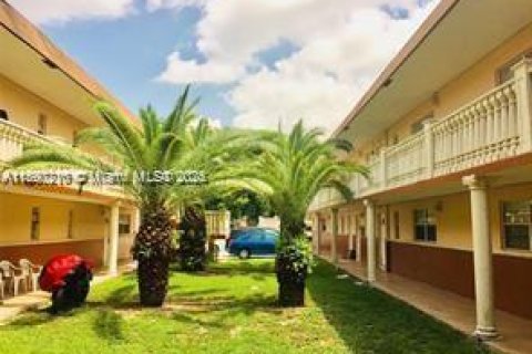 Condominio en alquiler en Hollywood, Florida, 2 dormitorios, 81.94 m2 № 1947127 - foto 2